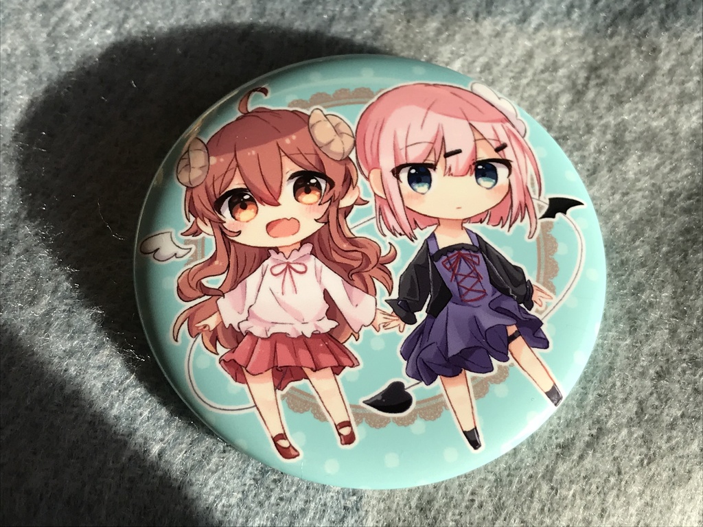 シャミ桃缶バッチ