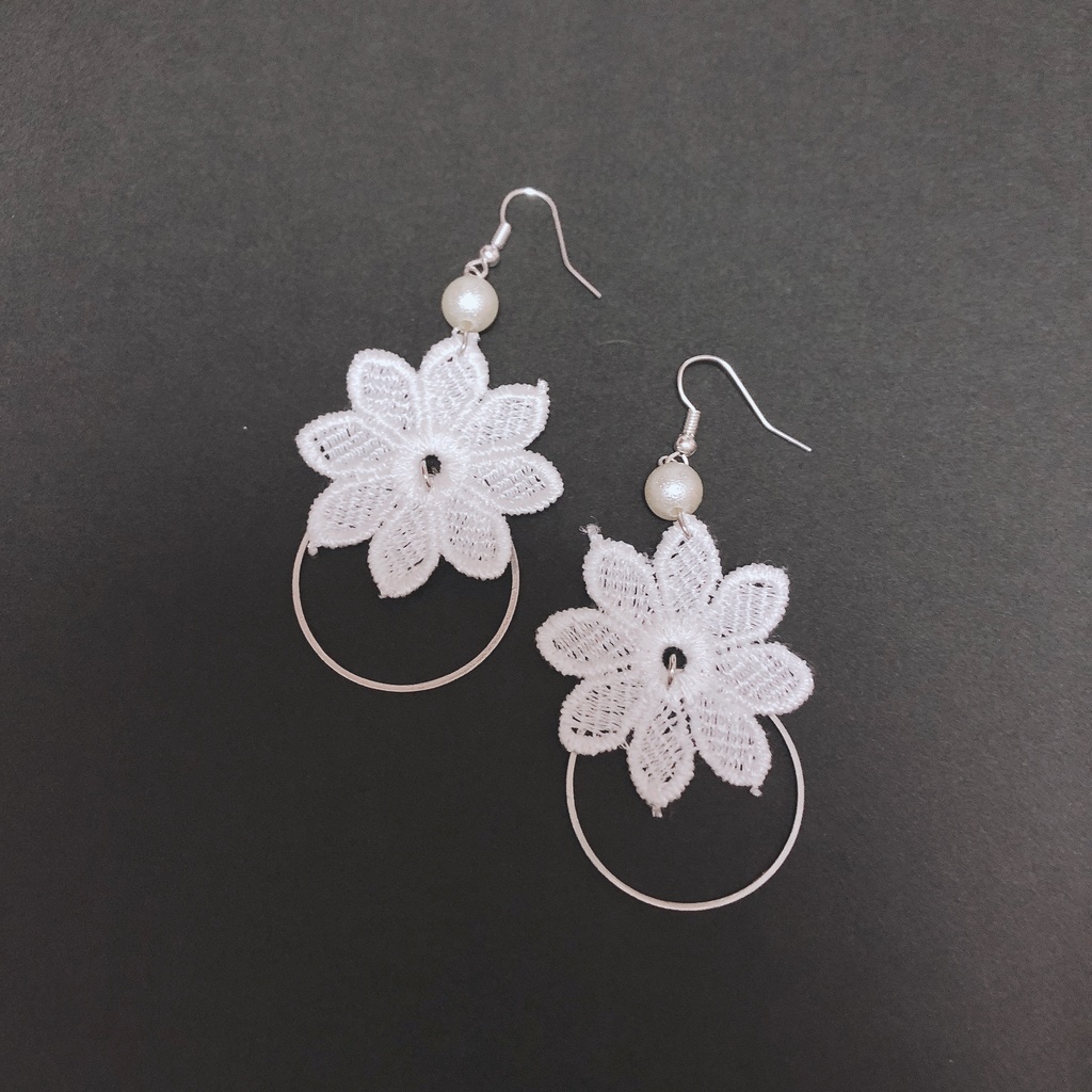 白いレースピアス