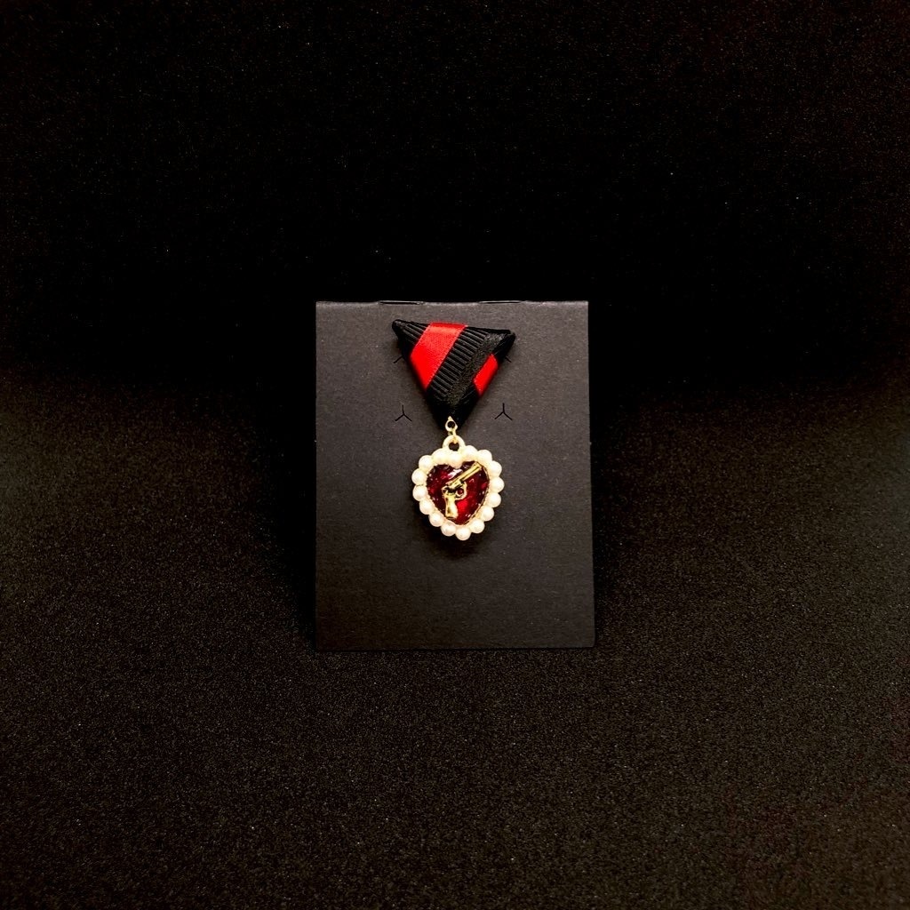 勲章風ピンバッジ 墨木