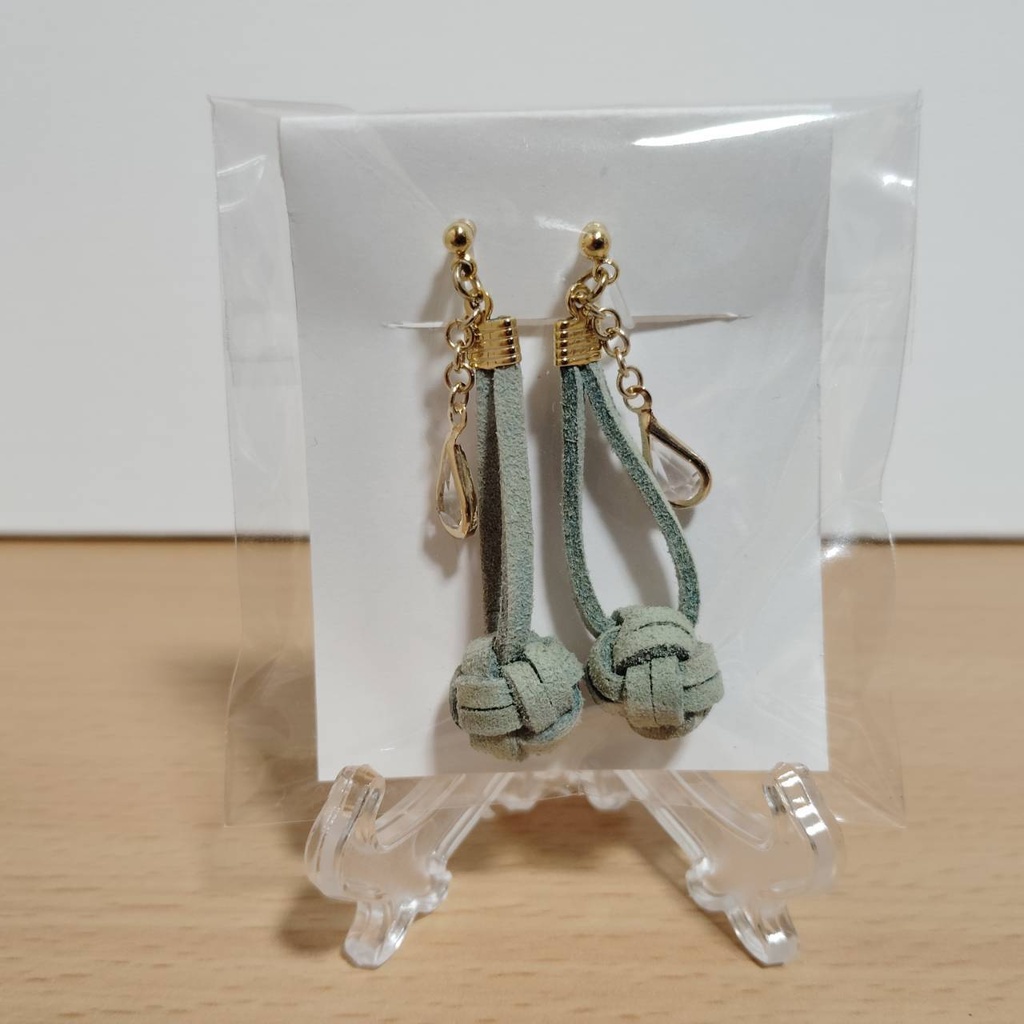 【ハンドメイド】くすみグリーンのスエード＆しずくチャーム 樹脂イヤリング