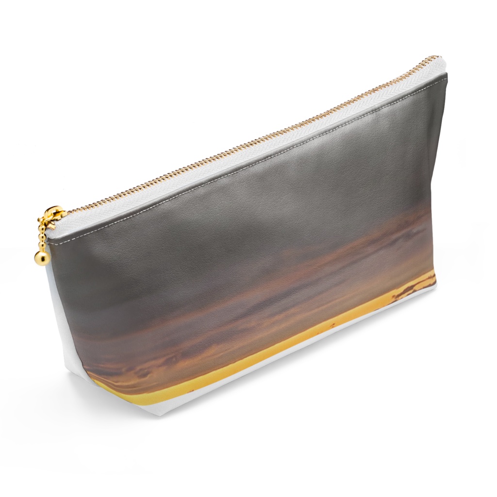 自由に空を飛ぶメアーネのポーチ