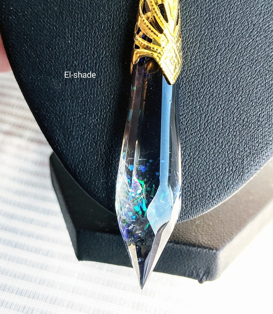 【推し色鉱石レジン・選択型オーダー】チェーンネックレス・本革紐ペンダント【鹿革】・バッグチャーム【メイクォーツ】