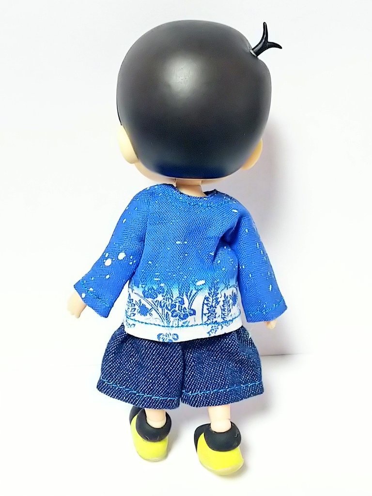 青い長袖シャツ
