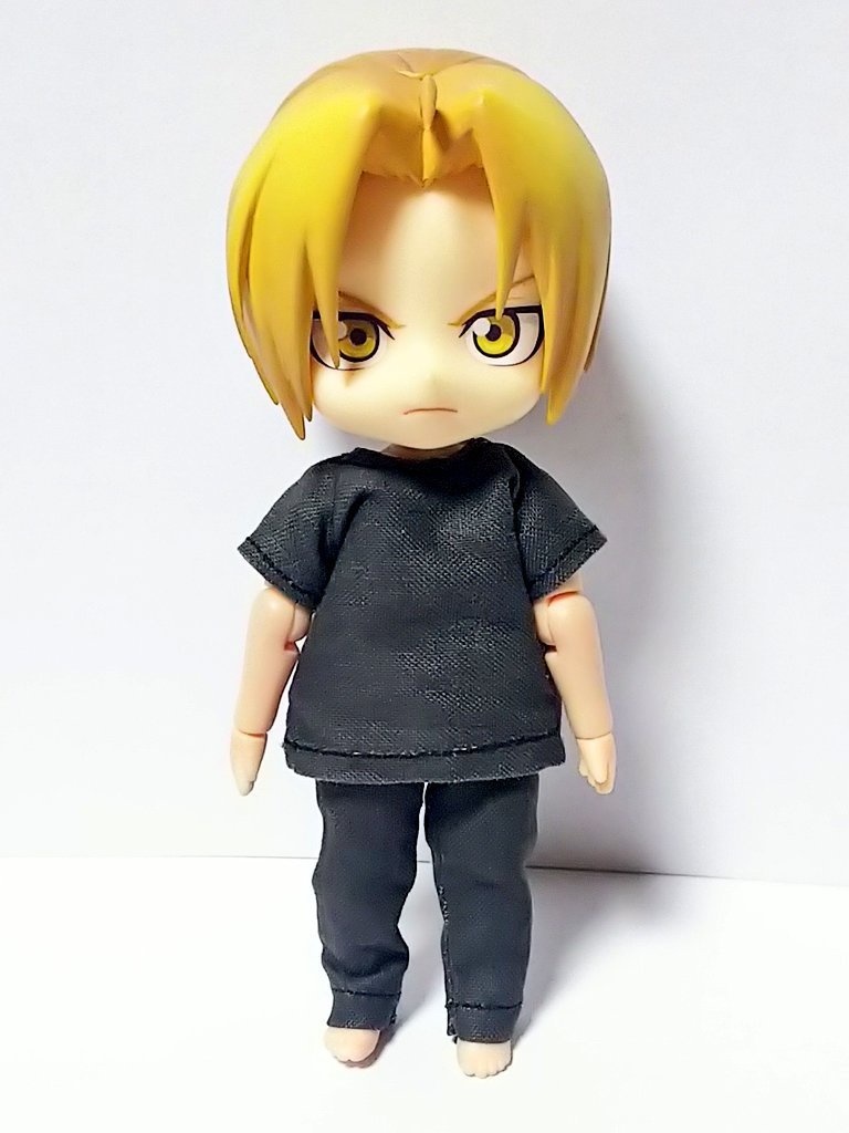 無地のシャツとパンツ