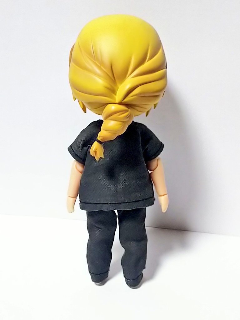 無地のシャツとパンツ