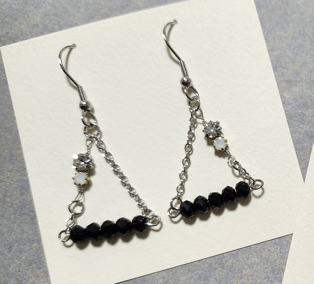 黒のイメージピアス