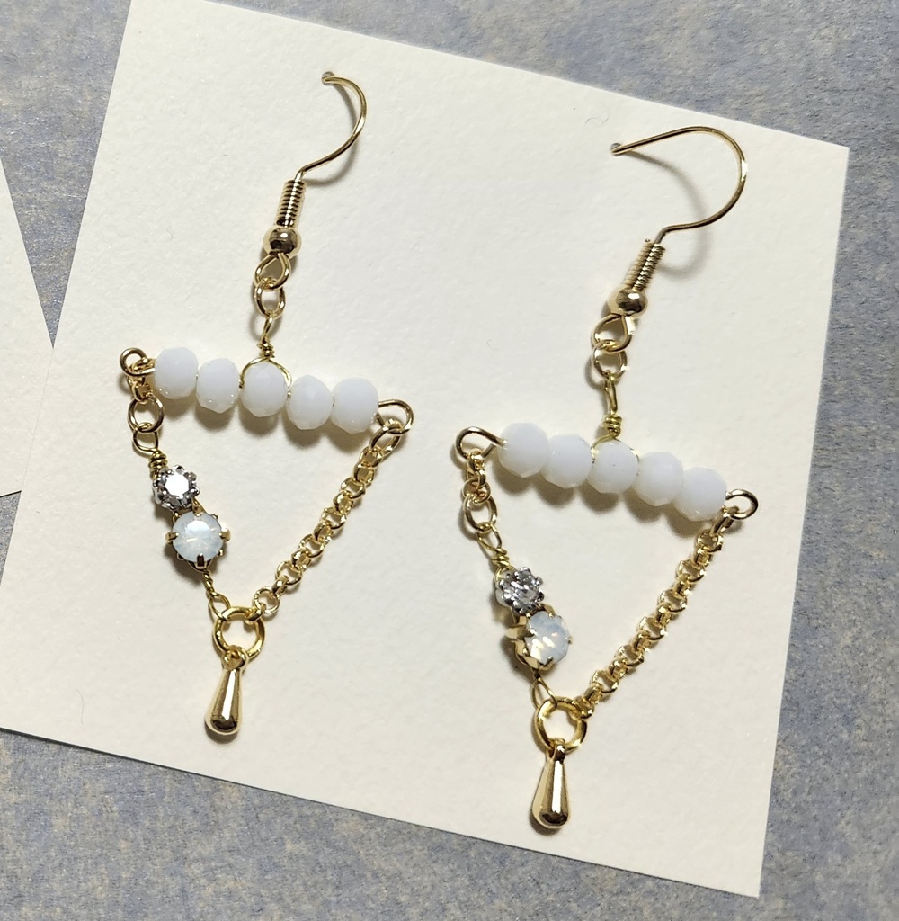 白のイメージピアス