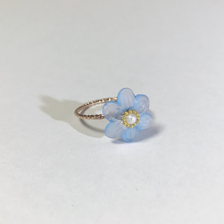 空色の花の指飾り