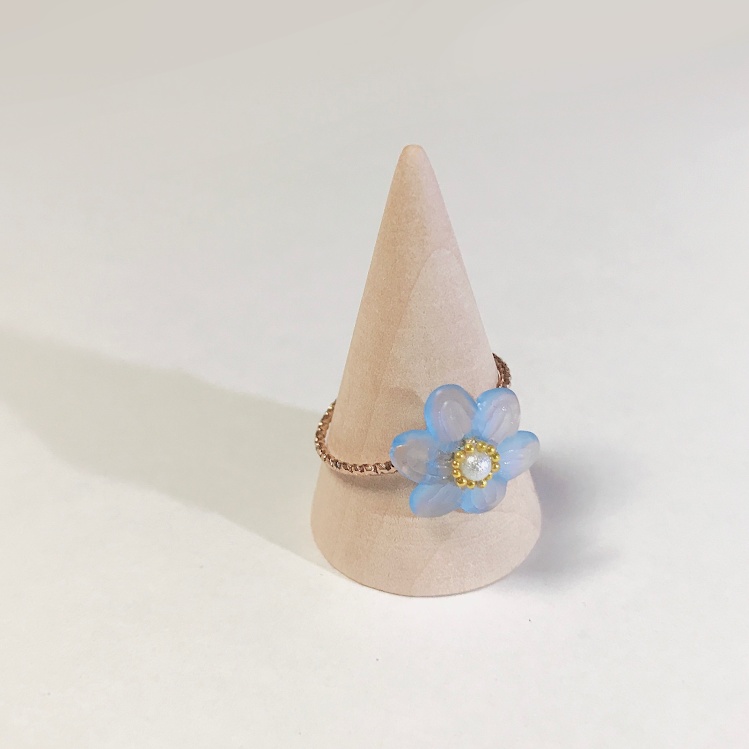 空色の花の指飾り