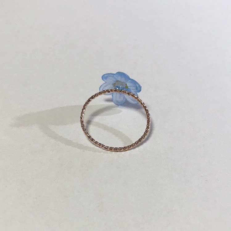 空色の花の指飾り