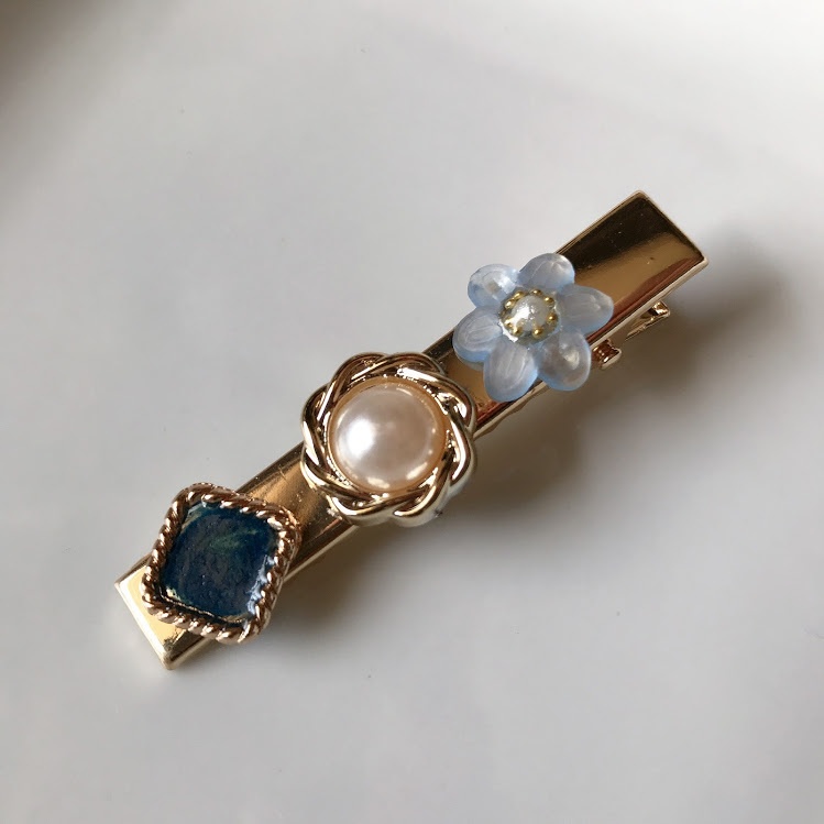 空色の花の小さな髪飾り