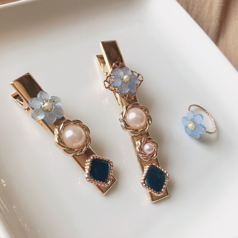 空色の花の小さな髪飾り