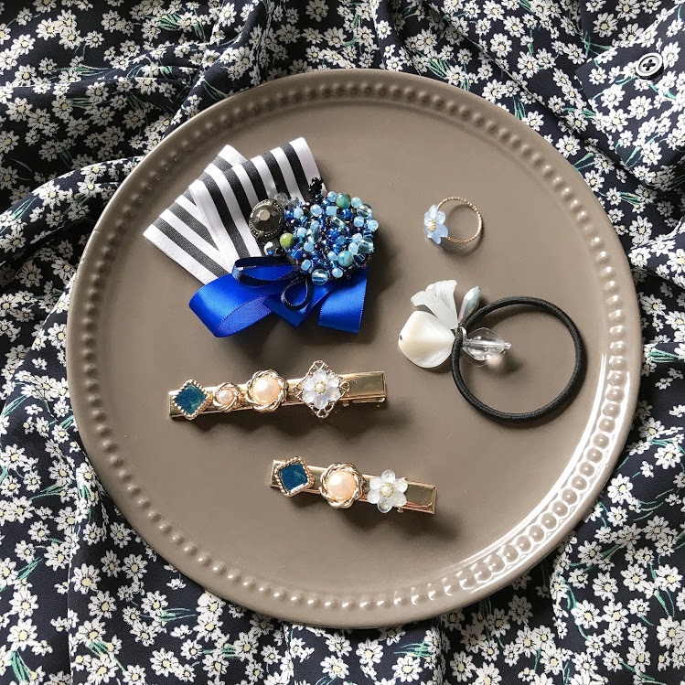 空色の花の小さな髪飾り