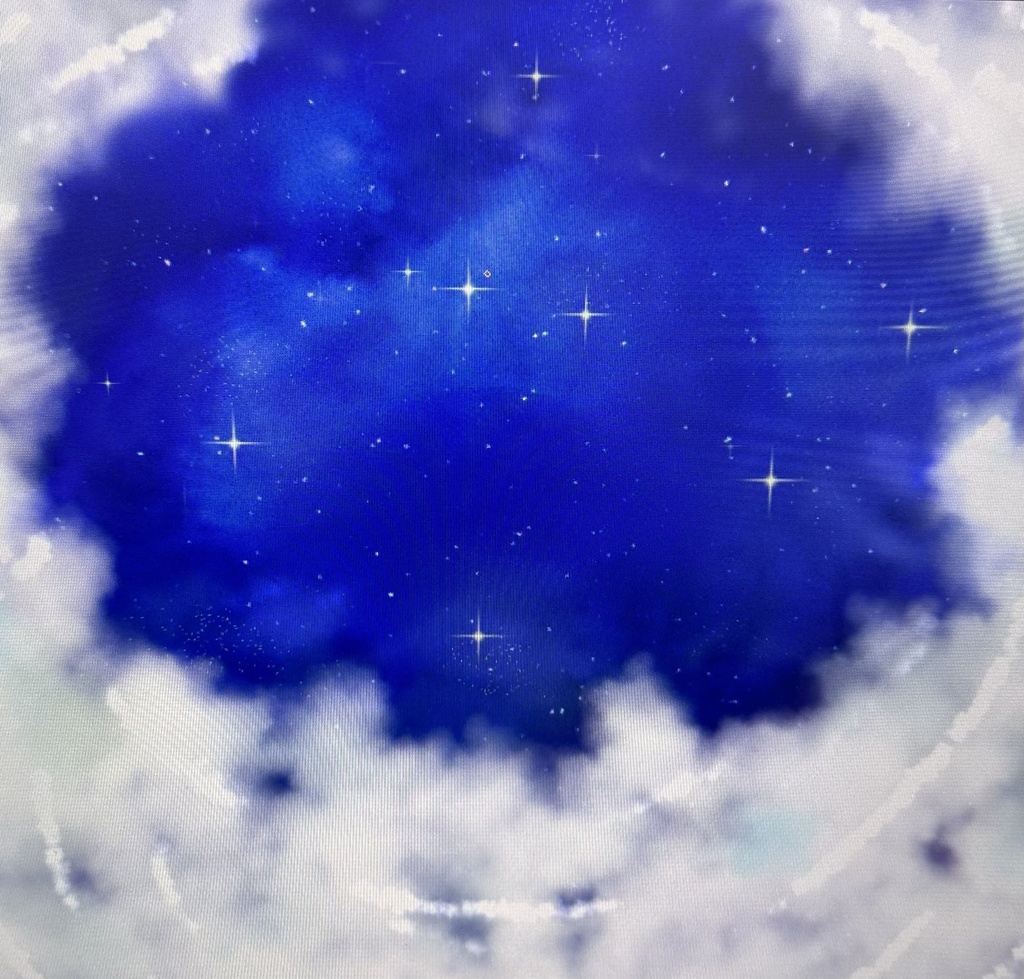 雲に囲まれた星空