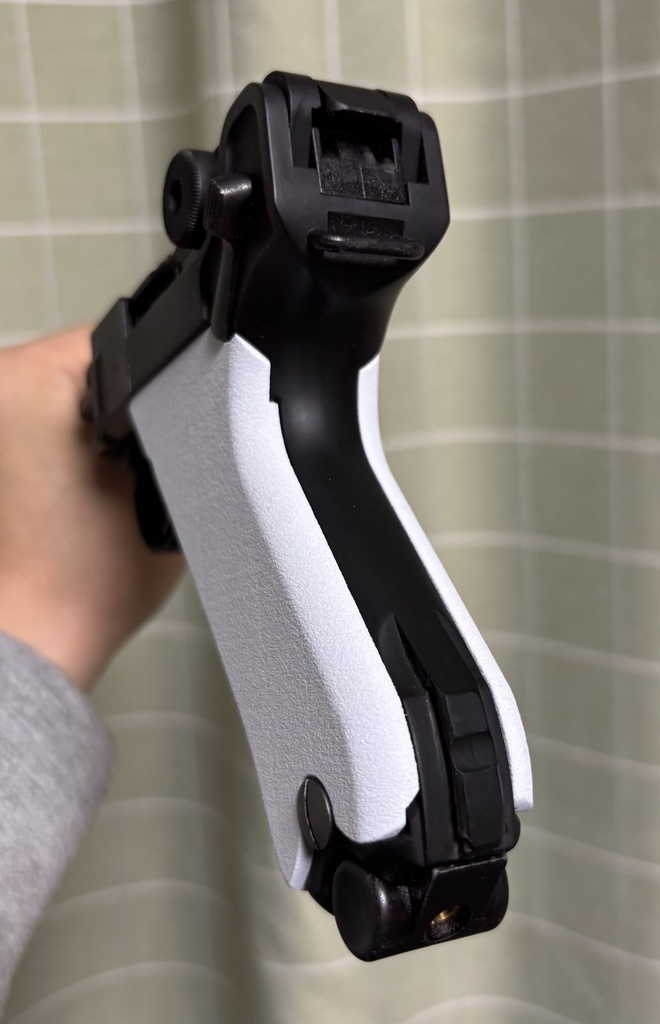 アコの固有武器:ホットショット風グリップパネル(タナカ ルガーp08 4/8インチ用)