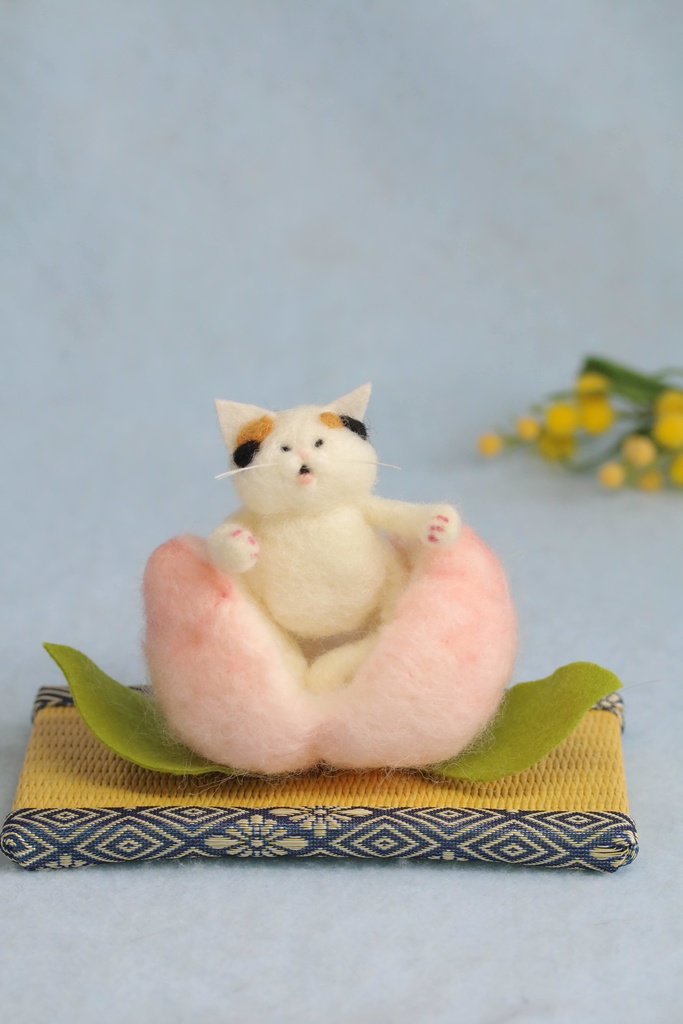 【桃太郎ねこ(三毛猫)】