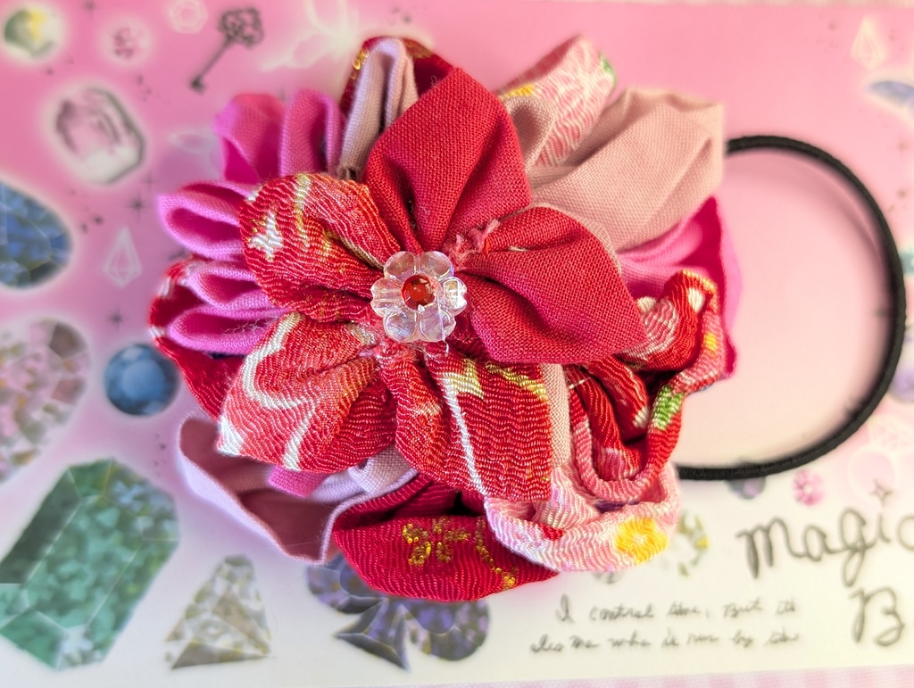 橅和（かたより）シリーズ★【緋色（ひいろ） 紫陽花（アジサイ）】つまみ細工 ヘアゴム
