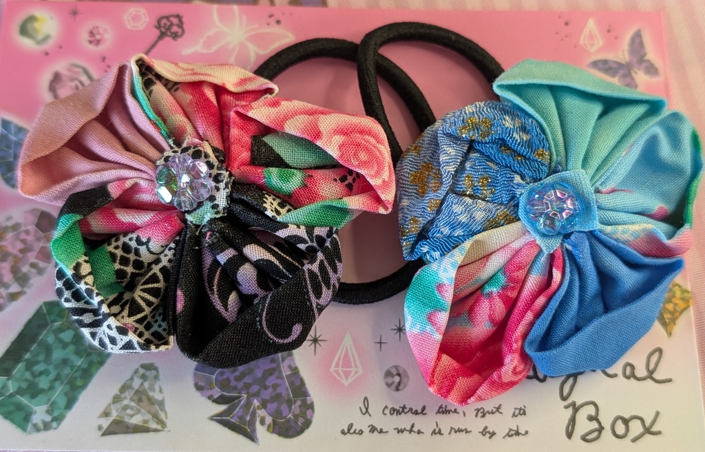 撫和(かたより)シリーズ★【万葉 薔薇桜(まんよう ばらさくら)】つまみ細工 ヘアゴム 2つセット