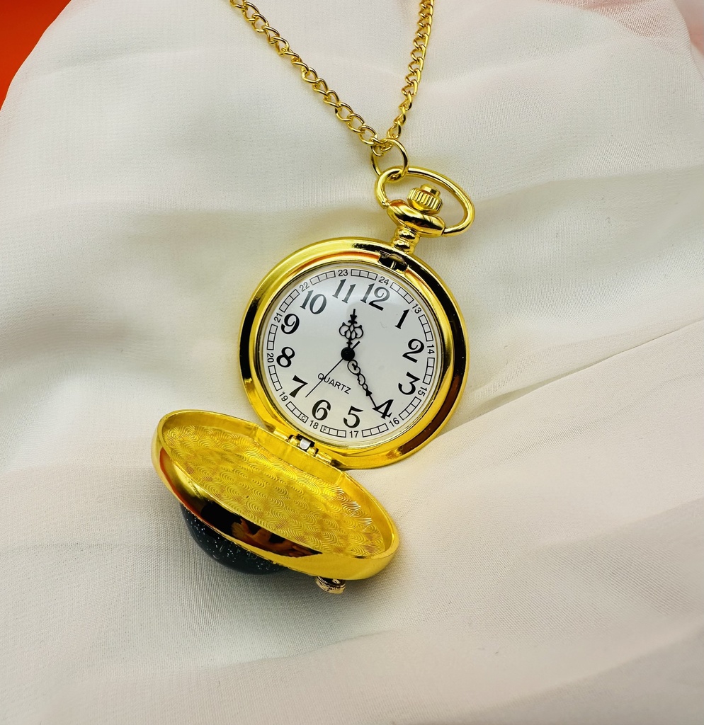 朝露に濡れるセシリアの懐中時計