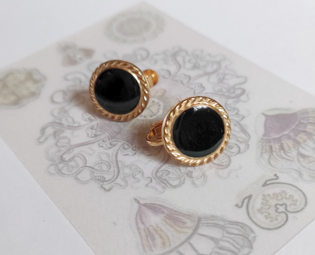 古着ボタンのイヤリング