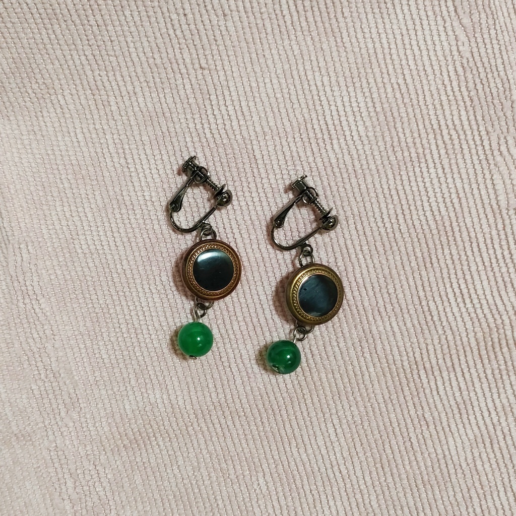 古着ボタンのイヤリング