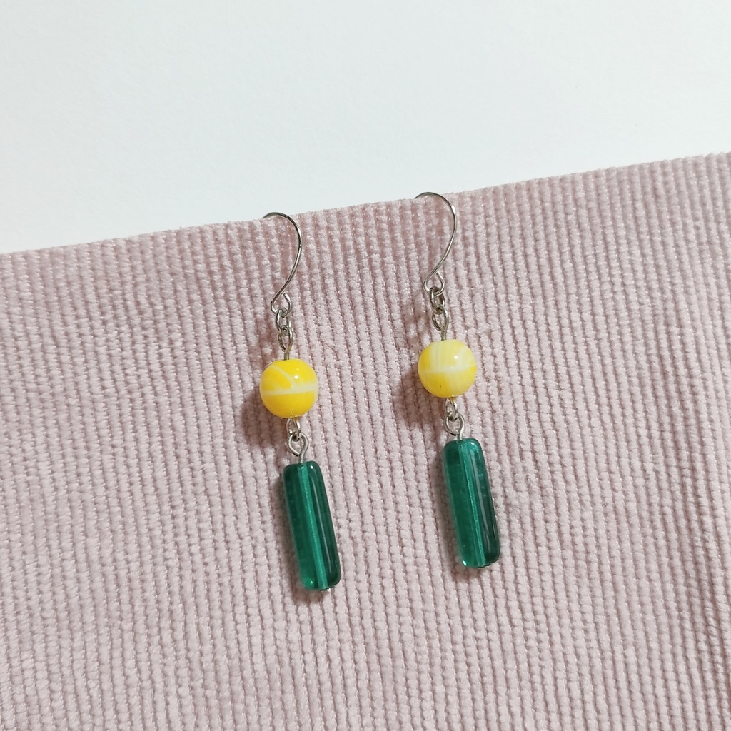 イエロー×グリーン　ガラスビーズピアス