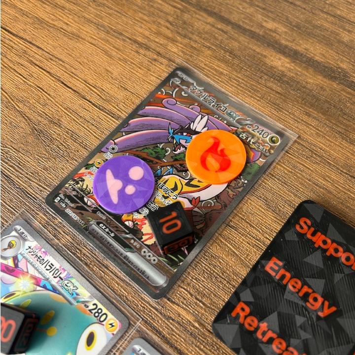 ポケカ "R"ダメカンダイス、各種マーカー、チェッカー、スクリュー式ケース付き