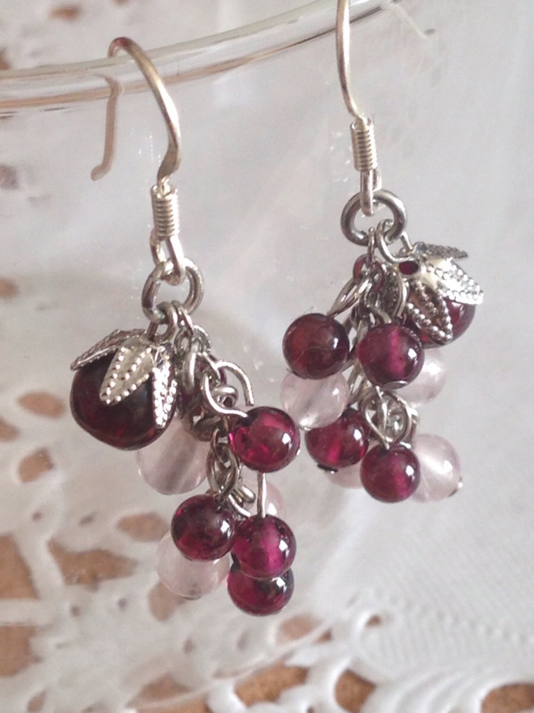 天然石の葡萄型ピアス