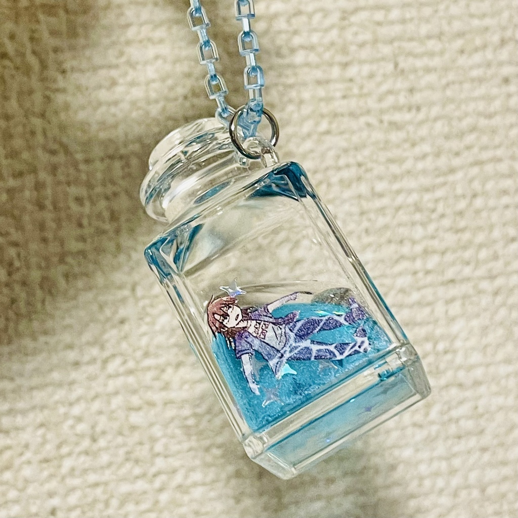 大量の塩水に浸るイケメンリキッドキーホルダー