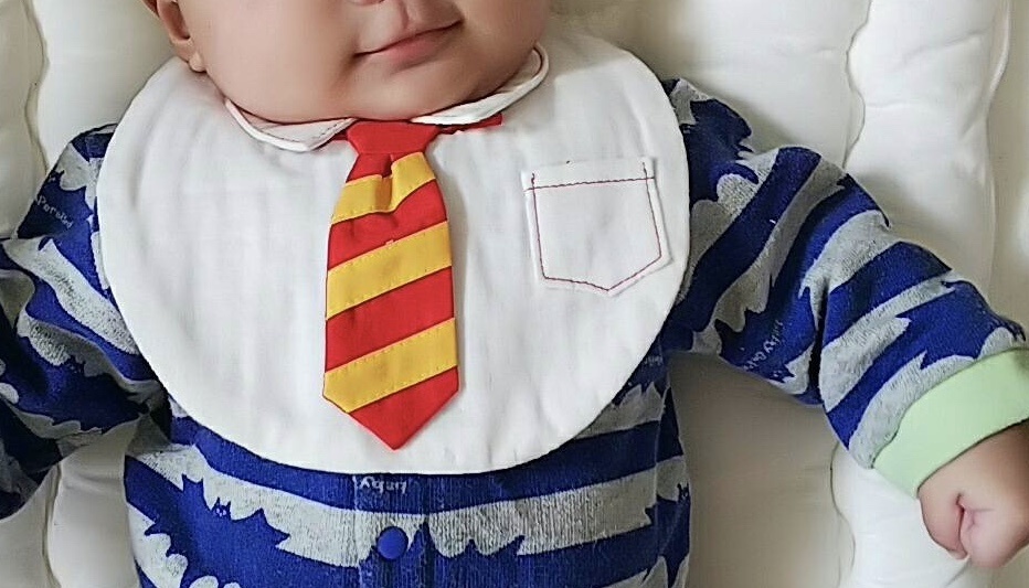 《受注生産》学生シャツ風スタイ ネクタイ付き H.P.