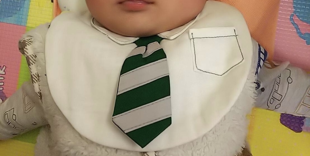 《受注生産》学生シャツ風スタイ ネクタイ付き H.P.