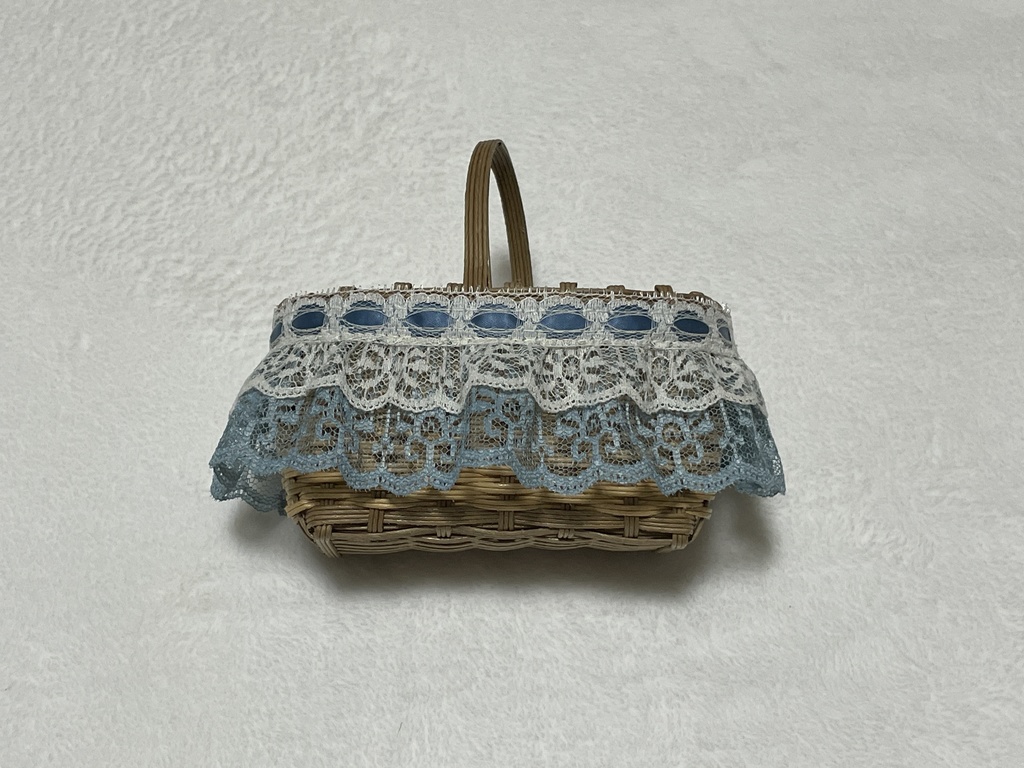 ドール用かごバッグ(フリル3色付き)