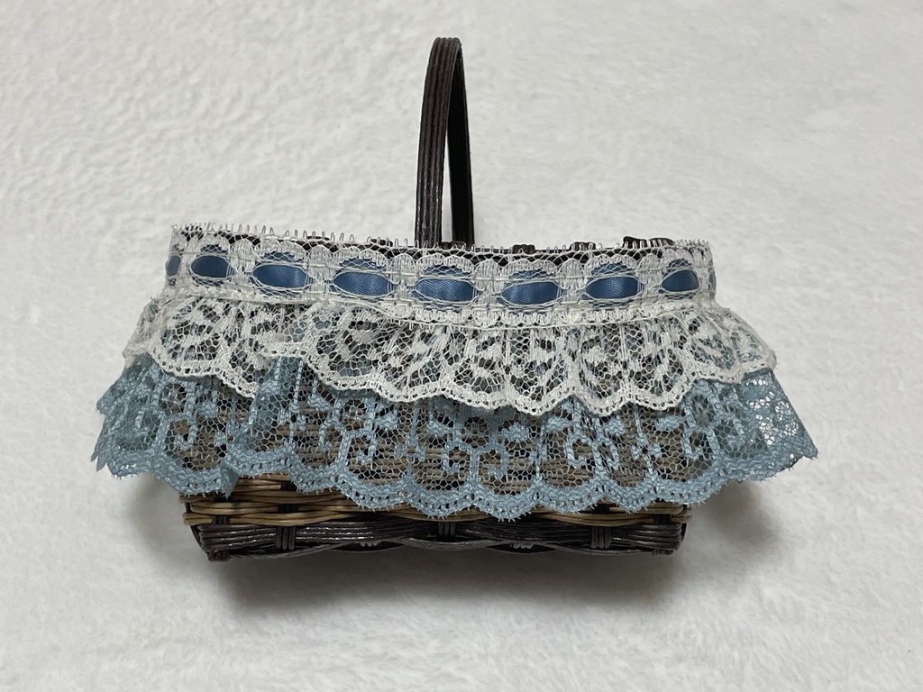 ドール用かごバッグ(フリル3色付き)