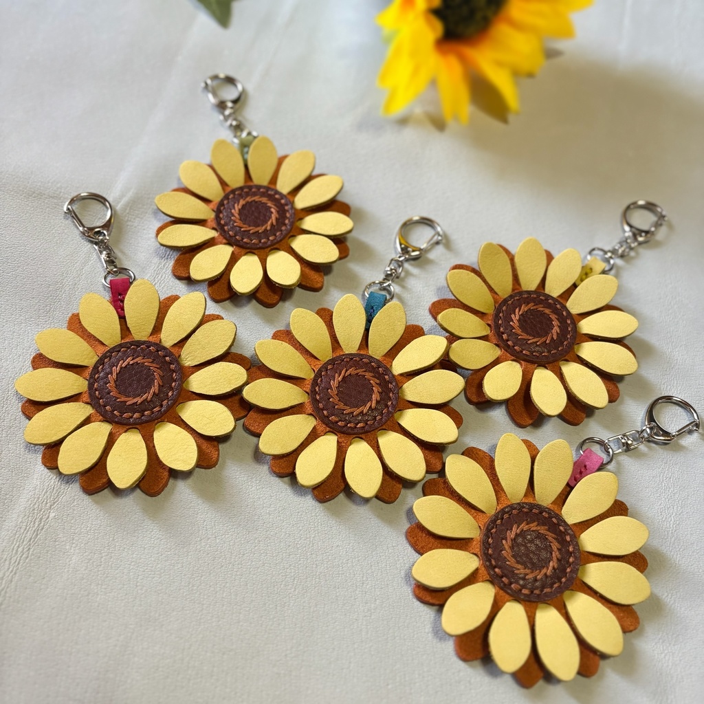ヒマワリのレザーキーホルダー🌻【キイロ薄め】
