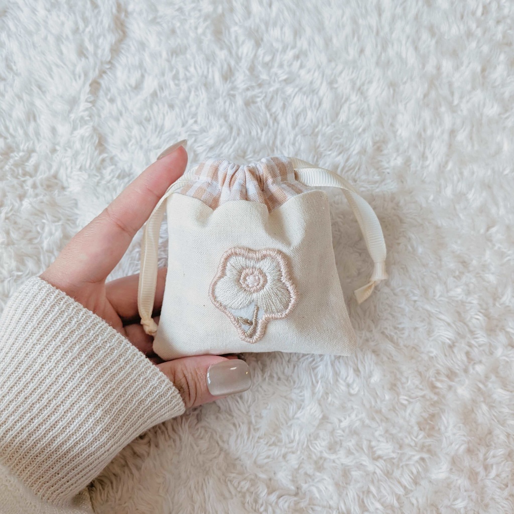 .* お花 刺繍ポーチ 𖤣𖥧𖡼