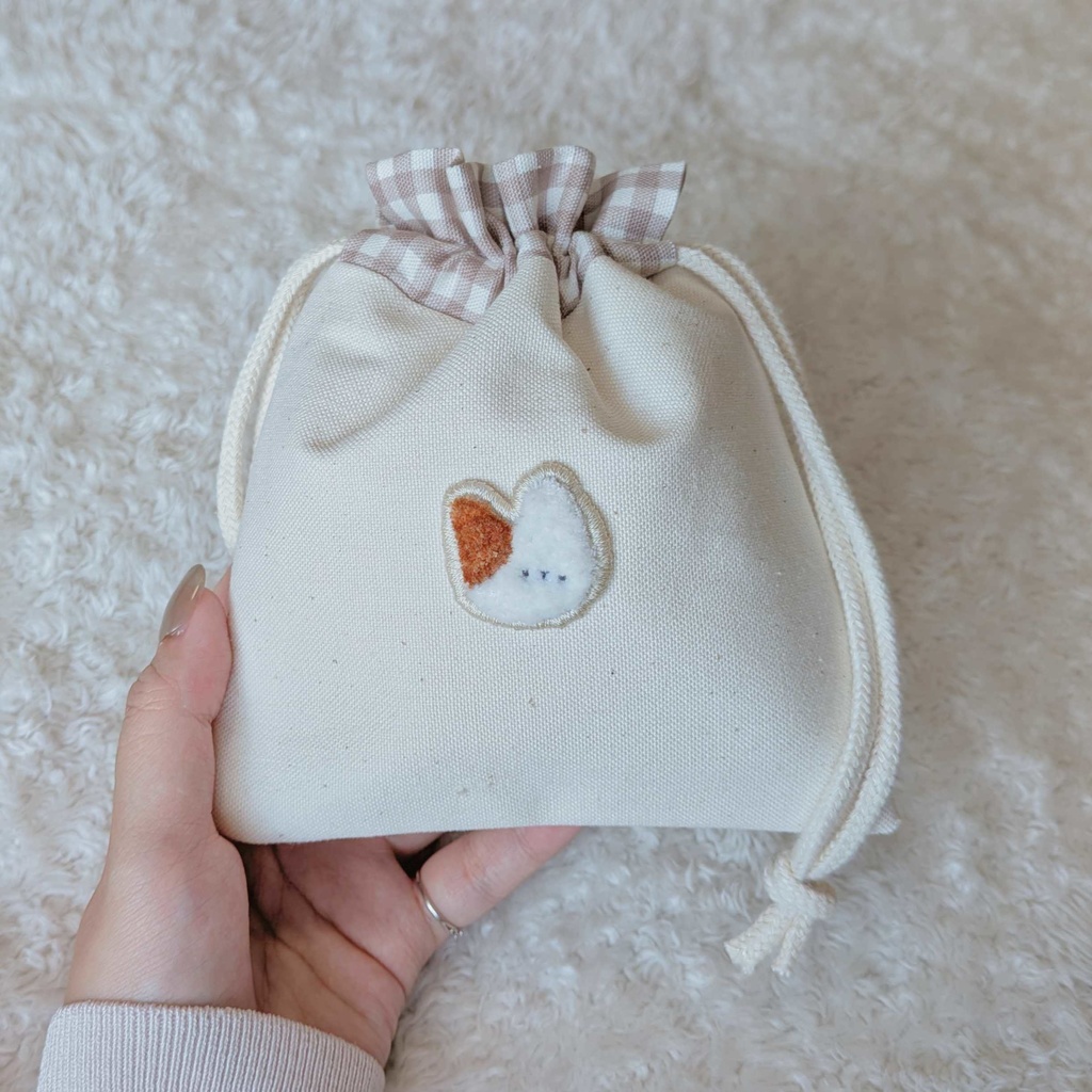 🐱 猫さん 刺繍 ポーチ 🌻
