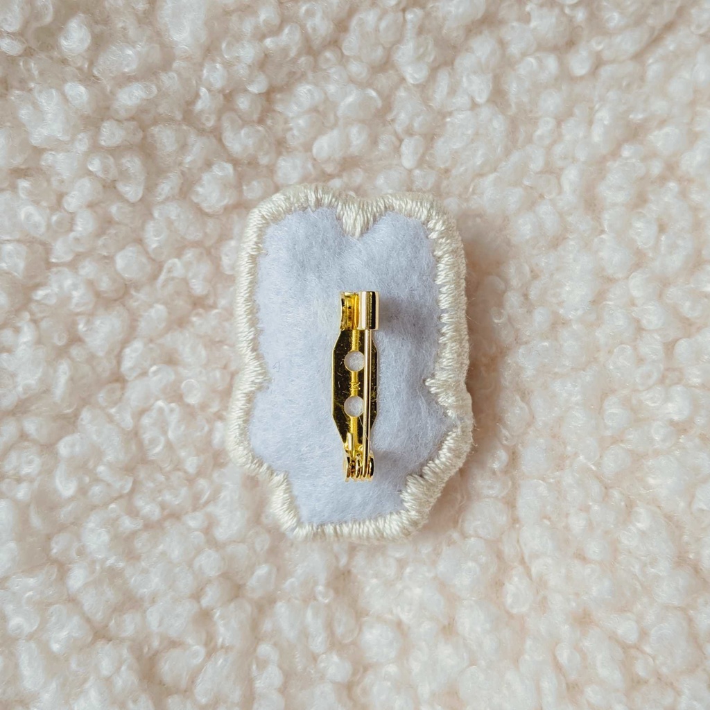 📕 土井先生 モチーフ 刺繍ピンバッジ 🥷