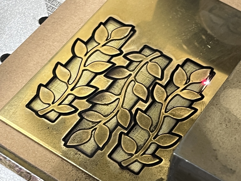 双葉湊音の髪飾り風ピンバッジ