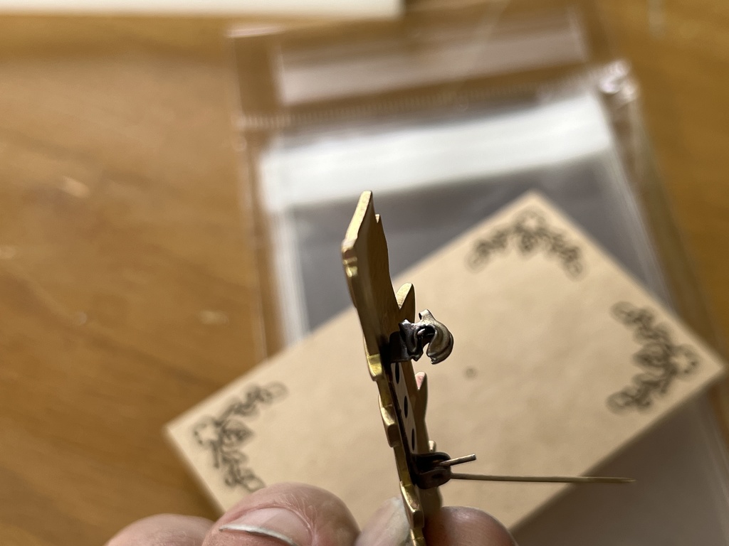 双葉湊音の髪飾り風ピンバッジ