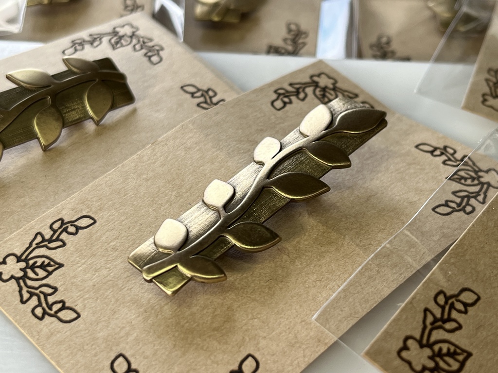 双葉湊音の髪飾り風ピンバッジ