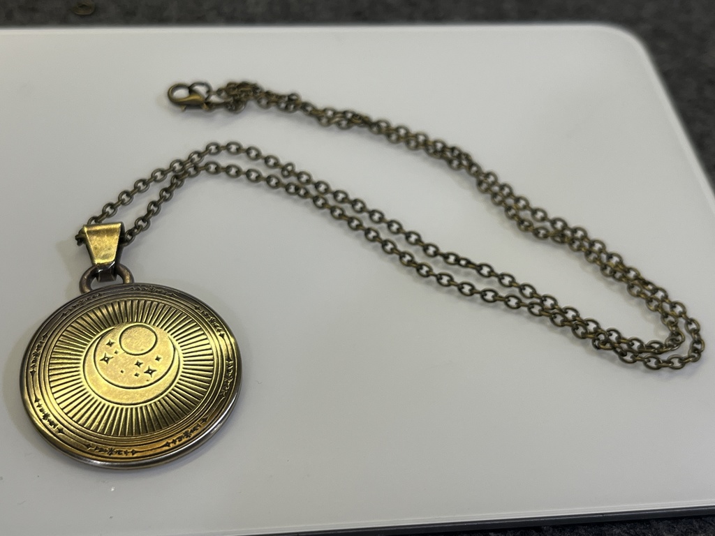 ウイの首飾り風アクセサリー