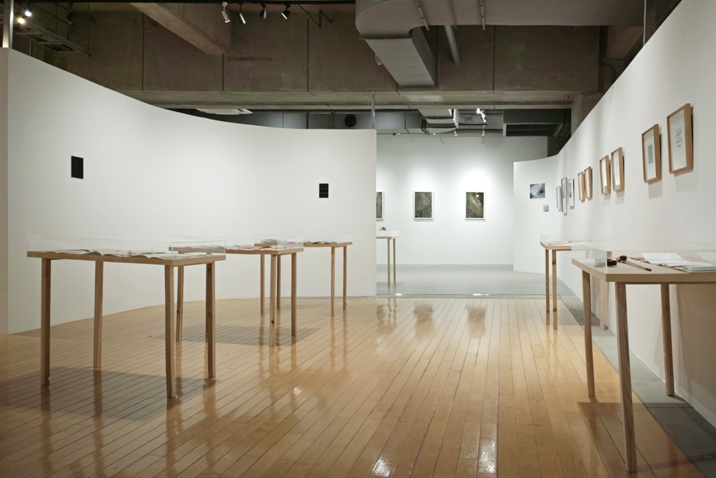 「横たわろう、通過せよ」paper + カード