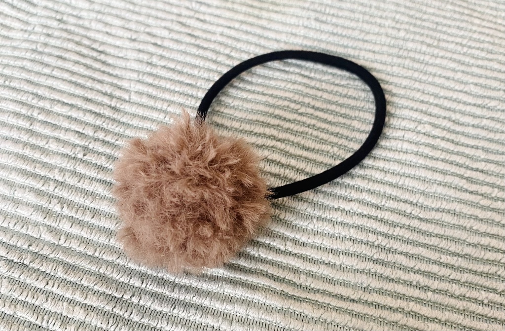 毛玉のついたヘアゴム