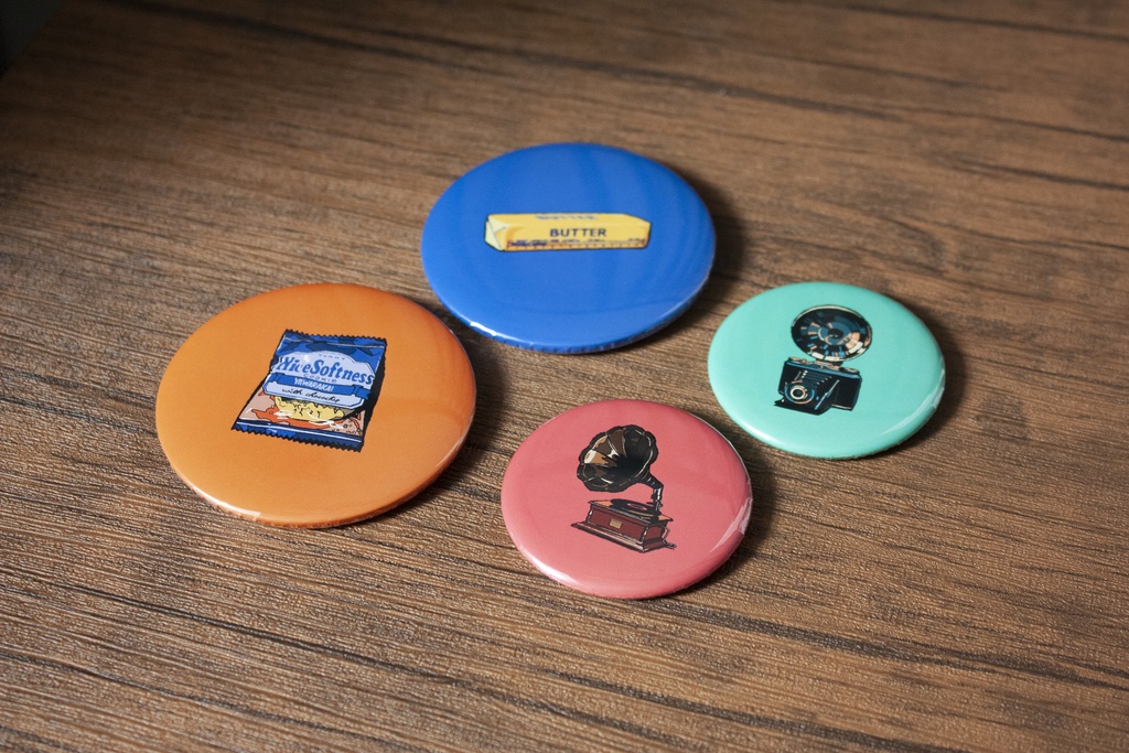 「BUTTER」「COOKIE」「CAMERA」「GRAMOPHONE」缶バッジ