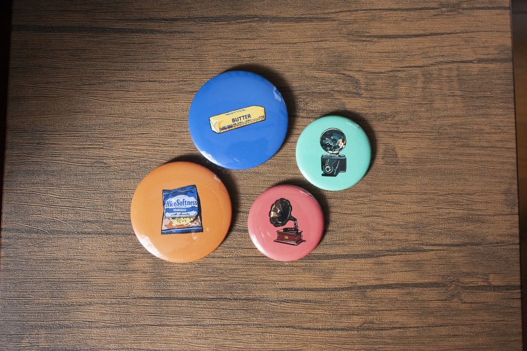 「BUTTER」「COOKIE」「CAMERA」「GRAMOPHONE」缶バッジ