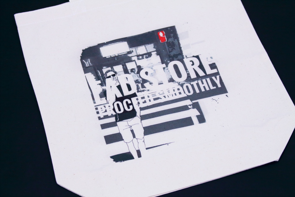 ”fad store" design  Tote