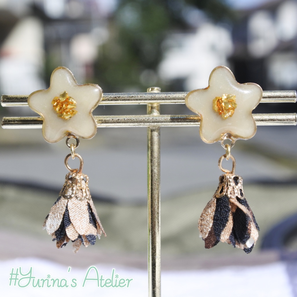 WarmBeigeFlowerピアス