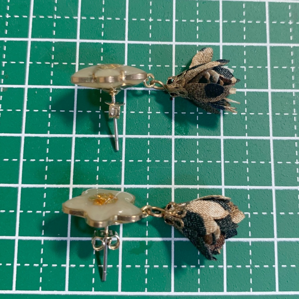 WarmBeigeFlowerピアス