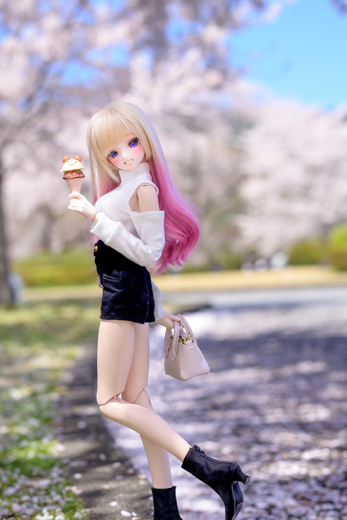 肩出しニット+ショートパンツ