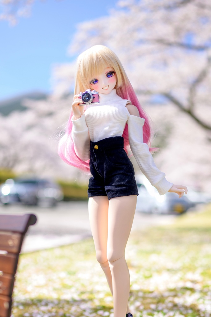 肩出しニット+ショートパンツ